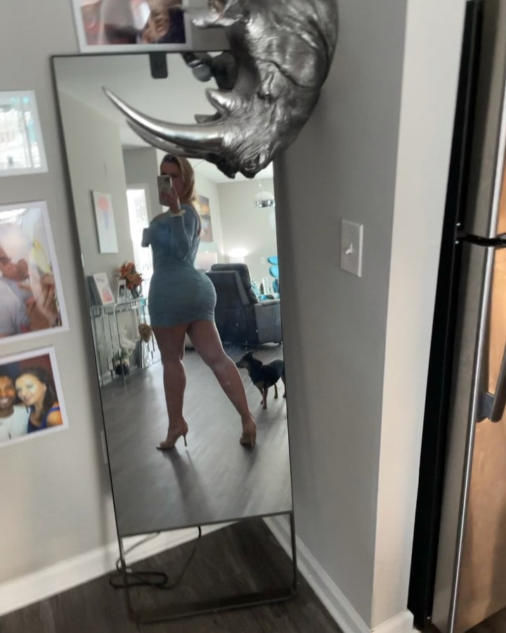 Read more about the article Amy Jackson Even the workout mirror thing manages to be a dirty mirror in my house. … Thick Ass